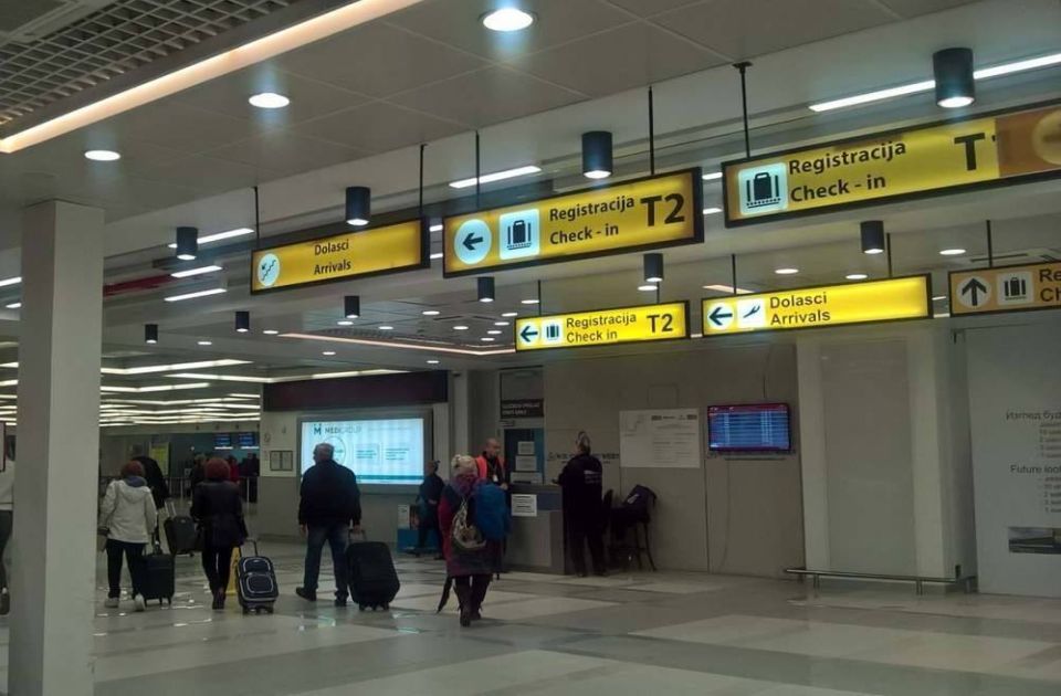Zbog kvara aviona turisti iz Srbije noć proveli na dva aerodroma
