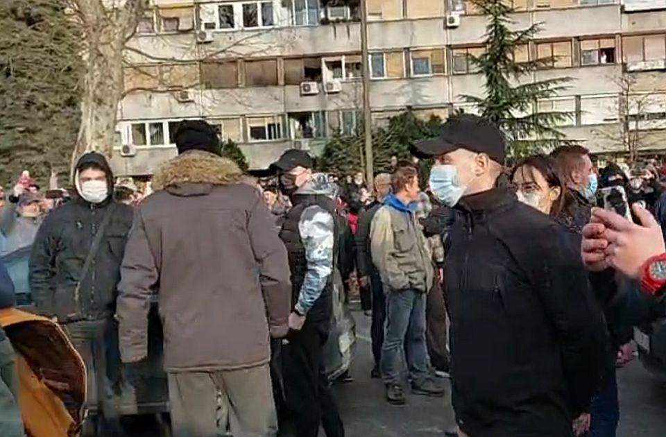 VIDEO: Marko Bosanac Boske u grupi koja se sukobila sa građanima, udario demonstranta