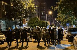 UŽIVO: Demolirane prostorije SNS-a u Novom Sadu, stigla policija