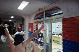 UŽIVO: Demonstranti provalili i demolirali prostorije SNS na Bulevaru oslobođenja