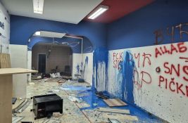 FOTO: Pogledajte kako izgledaju ruinirane prostorije SNS na Bulevaru oslobođenja