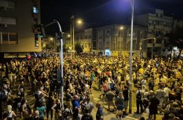 UŽIVO: Demolirane prostorije SNS-a u Novom Sadu