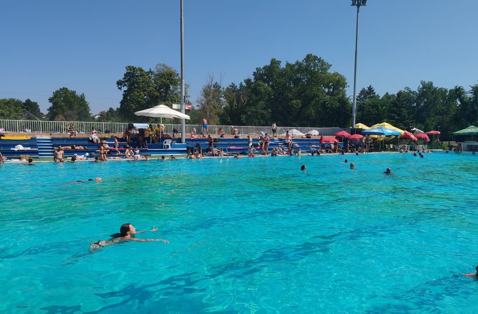 FOTO: Žuta voda na bazenima na Sajmištu, uprava kaže da je ispravna