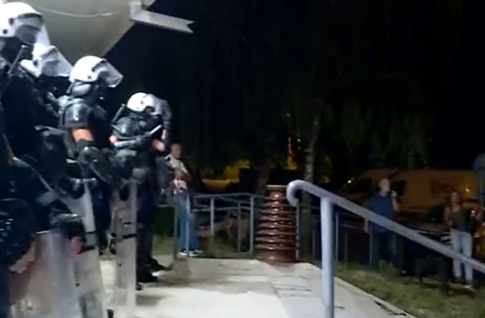 VIDEO: U Nišu građani pozvali policiju da spusti štitove, građani Kruševca krenuli ka vili Bratislava Gašića