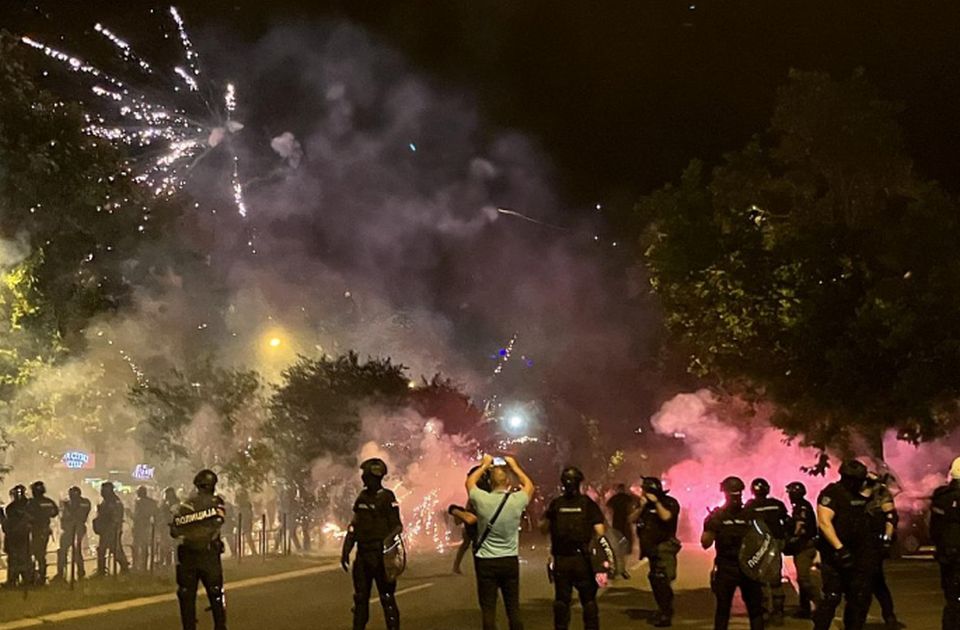 AP i AFP o jučerašnjim protestima: "Vučićeve pristalice bacale baklje na demonstrante u Novom Sadu" AP i AFP o jučerašnjim protestima: "Vučićeve pristalice bacale baklje na demonstrante u Novom Sadu"