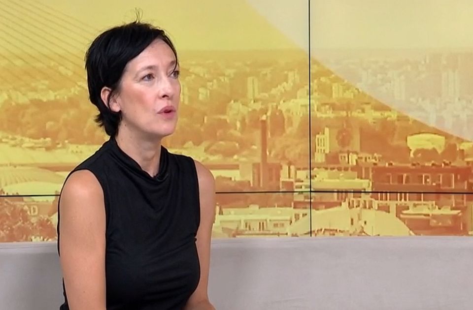 Novinarki Danici Ilić sinoć oduzet telefon ispred SNS-a u Beogradu: Pokušala da uzme izjavu od Vučića