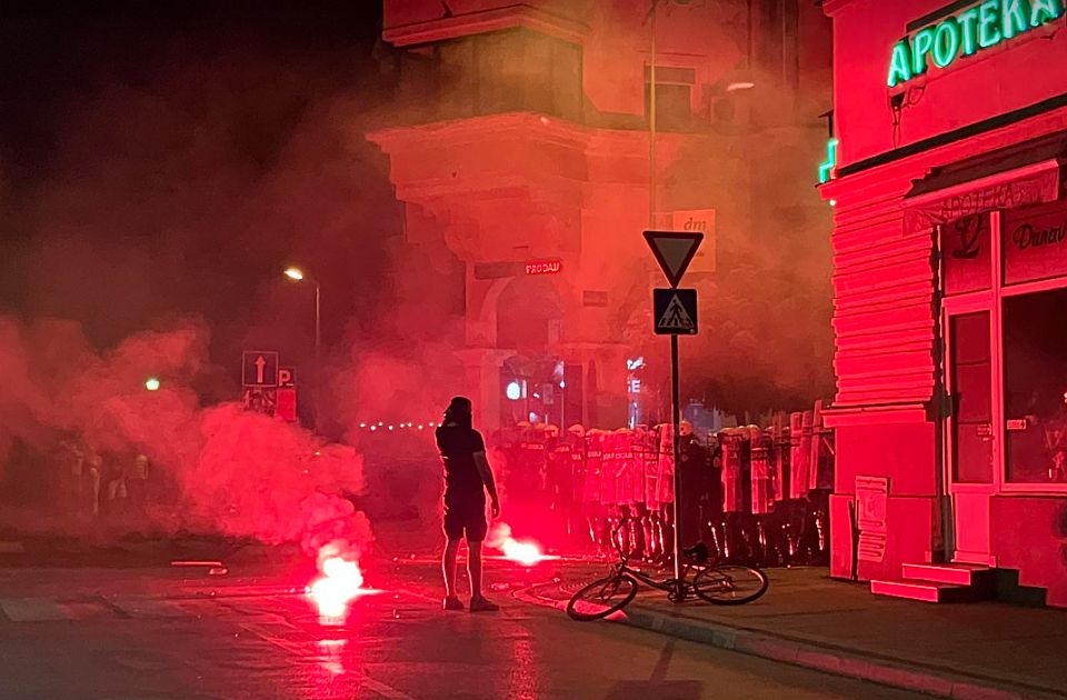 UŽIVO: Policija krenula u akciju u Novom Sadu, potiskuju se demonstranti