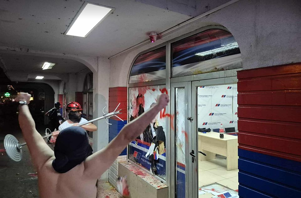UŽIVO: Demonstranti provalili i demolirali prostorije SNS na Bulevaru oslobođenja