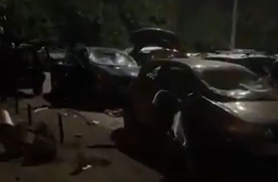 VIDEO: Potpuno razlupani automobili bez tablica u Ulici Branimira Ćosića VIDEO: Potpuno razlupani automobili bez tablica u Ulici Branimira Ćosića