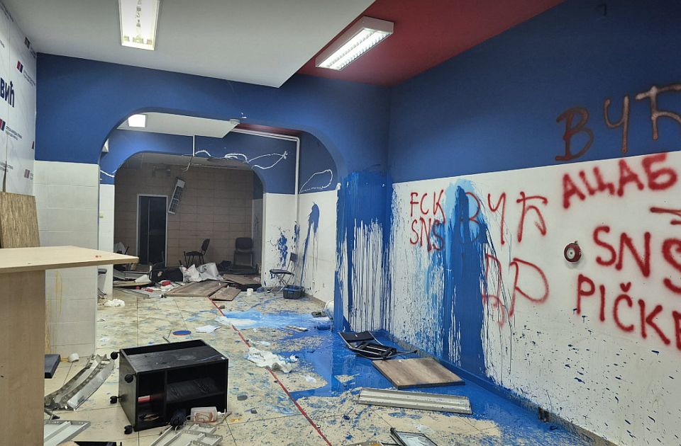 FOTO: Pogledajte kako izgledaju ruinirane prostorije SNS u Novom Sadu
