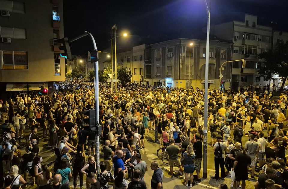 UŽIVO: Demonstranti razbijaju prostorije SNS-a u Novom Sadu