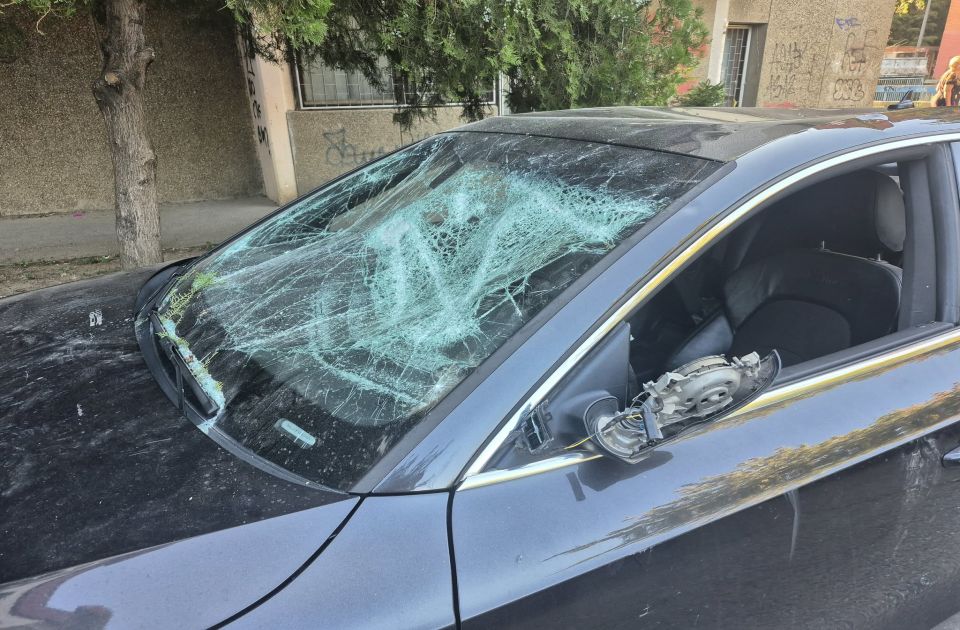 FOTO, VIDEO Jutro posle nereda u Novom Sadu: Razbijena vozila, "Čistoća" uređuje prostor kod prostorija SNS FOTO, VIDEO Jutro posle nereda u Novom Sadu: Razbijena vozila, "Čistoća" uređuje prostor kod prostorija SNS