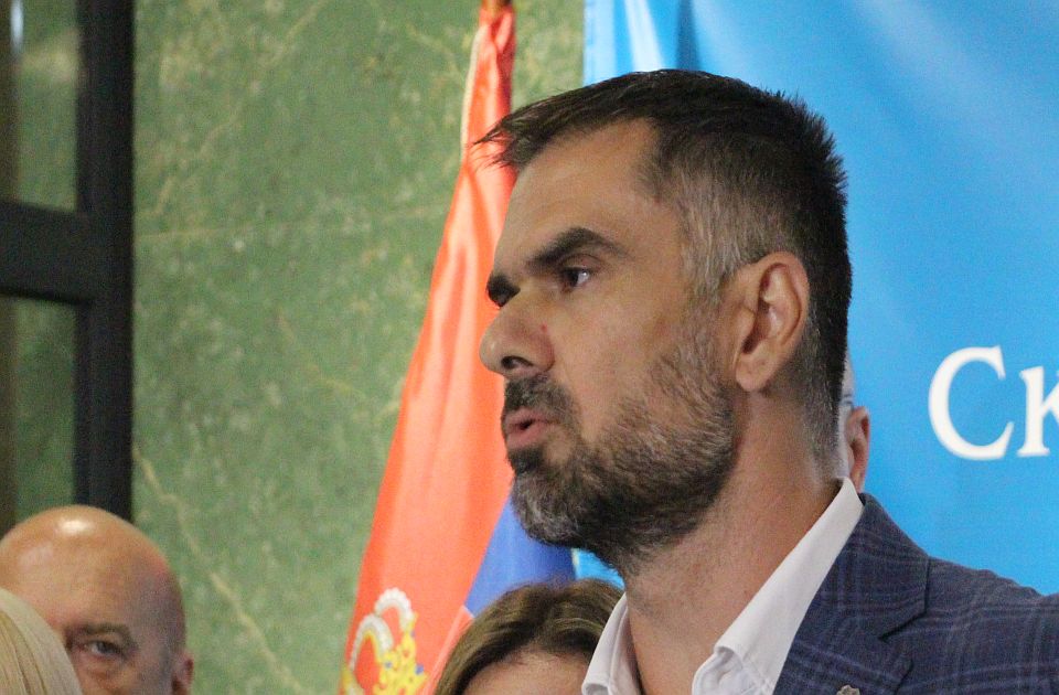 Gradonačelnik Novog Sada na odmoru na Tasosu: "Vraćam se da budem uz saborce" Gradonačelnik Novog Sada na odmoru na Tasosu: "Vraćam se da budem uz saborce"