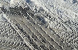 Otapanje snega otežava saobraćaj u zemlji
