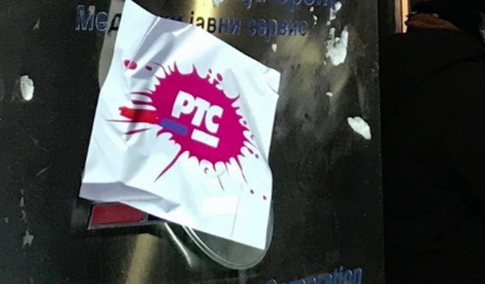 Blic: Ulaz čelnika RTS izlepljen plakatima sa protesta