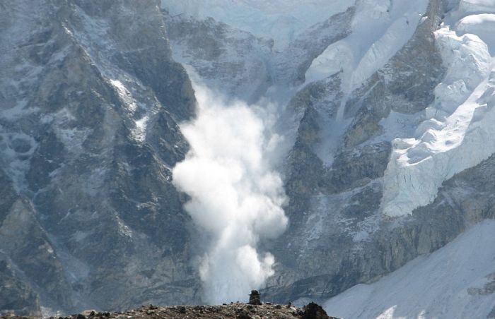 Snežna lavina zatrpala skijaše, jedan mrtav