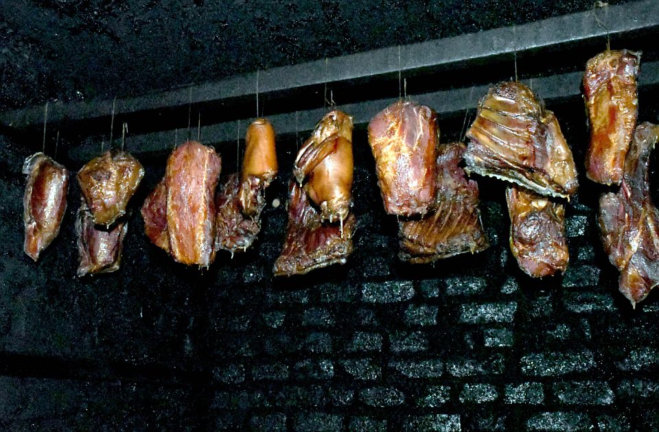 FOTO: Bračni par u Smederevu držao nelegalnu mesaru, nebezbedno meso prodavali u dva svoja lokala FOTO: Bračni par u Smederevu držao nelegalnu mesaru, nebezbedno meso prodavali u dva svoja lokala
