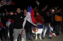 Fudbalere na aerodromu navijači dočekali uz trubače