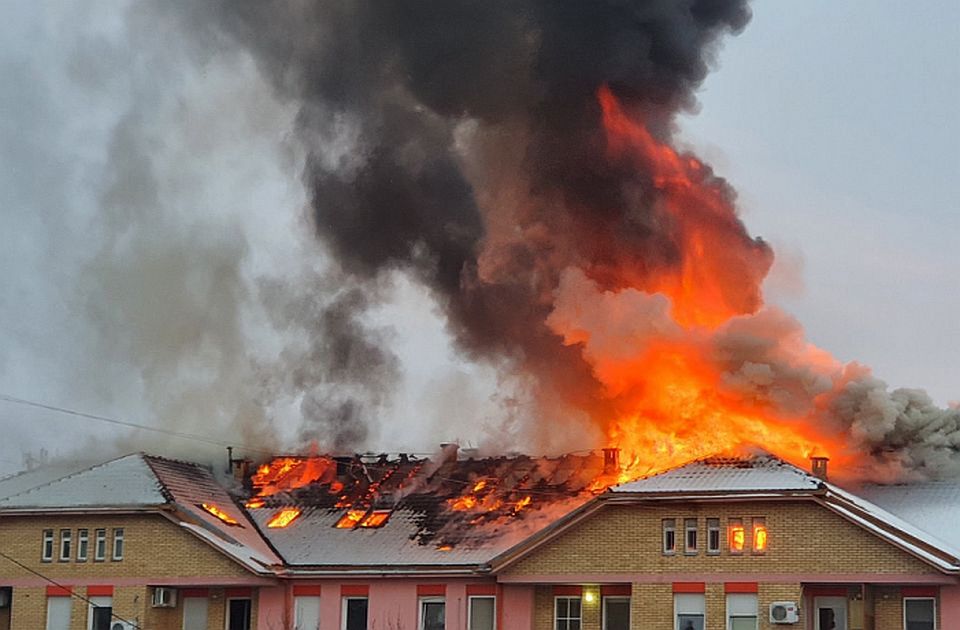 Deca pomažu drugaru čija je porodica izgubila stan u požaru na Limanu