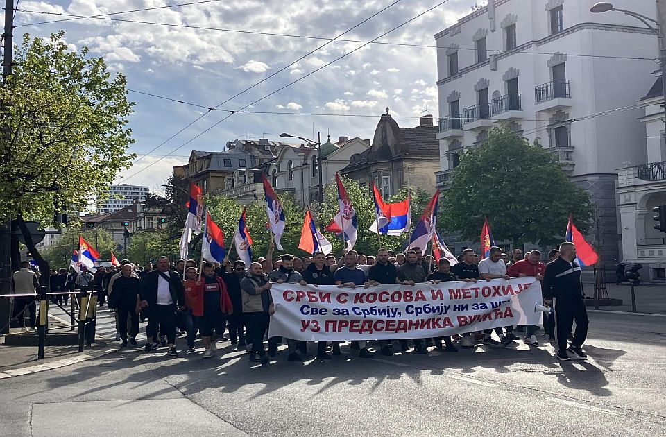 FOTO, VIDEO: Srbi koji su pešačili sa KiM stigli u Beograd