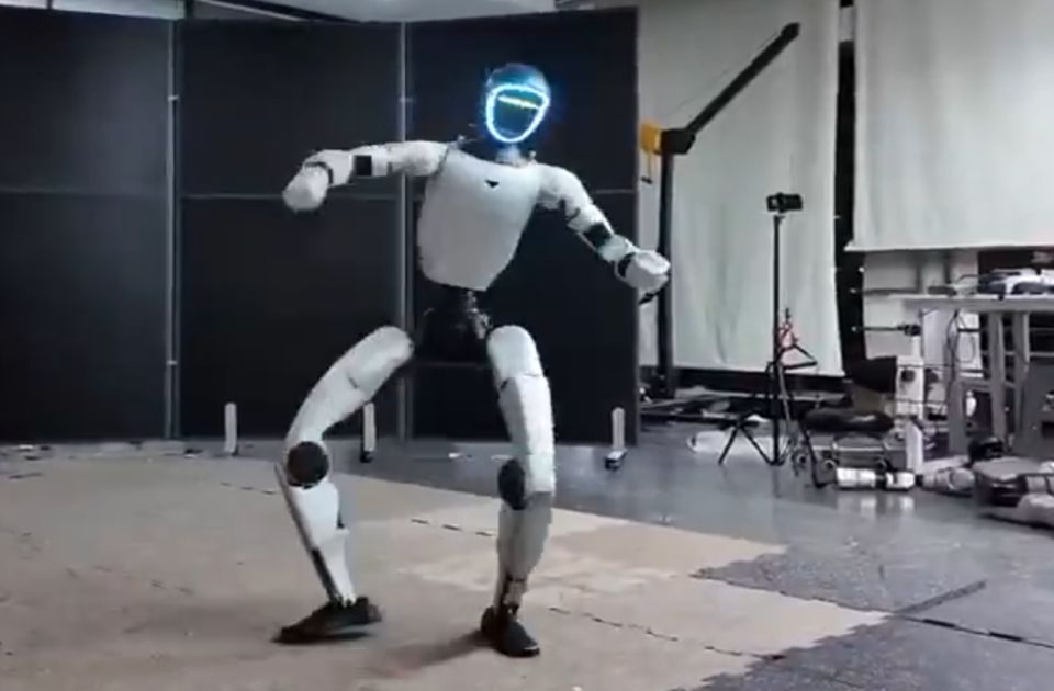 VIDEO: Kineski robot može da radi salto unazad 