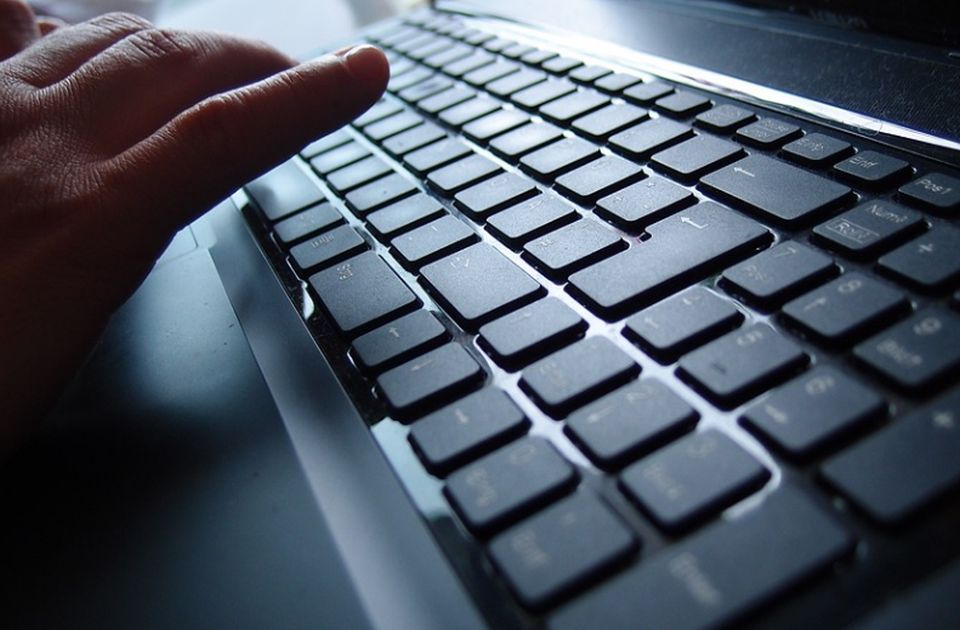 Španija uvodi "otisak mržnje": Novi sistem za praćenje govora mržnje na mrežama