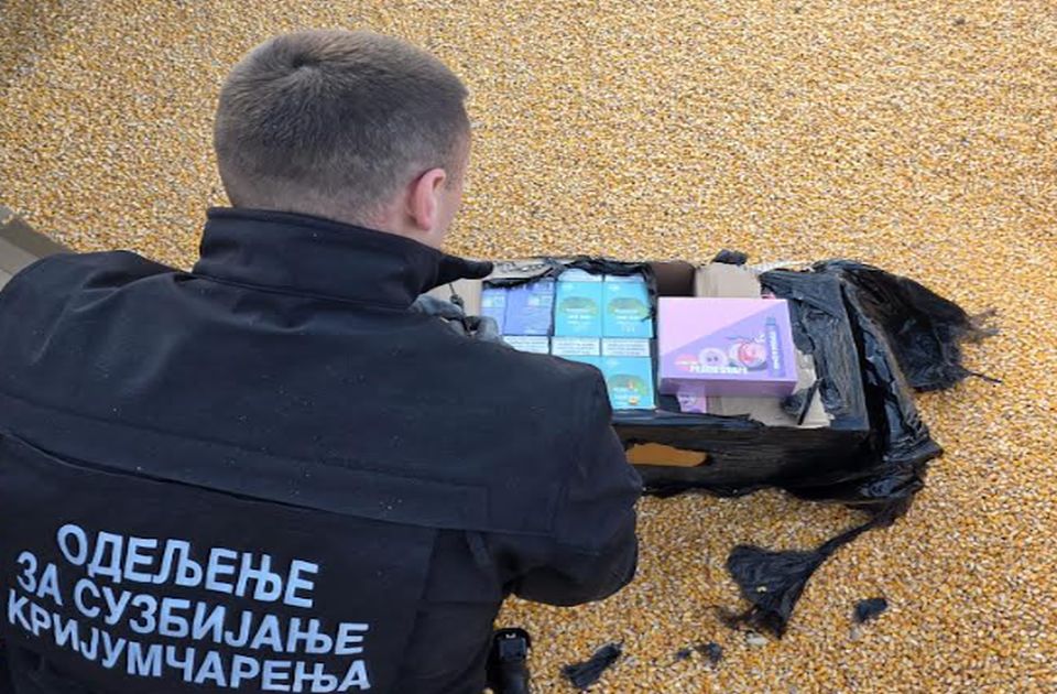 U tovaru kukuruza pokušao da krijumčari patike i električne cigarete