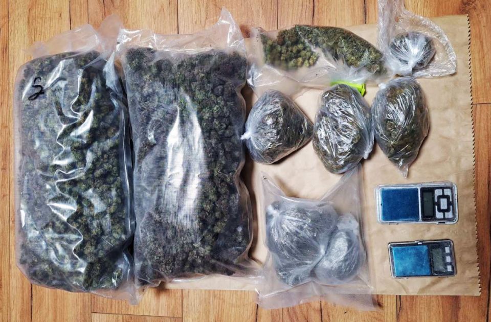 Muškarac uhapšen zbog posedovanja 2,5 kilograma marihuane i dve vagice za merenje