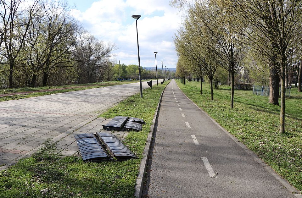 Uklonjene polomljene klupe sa keja, očekuje se da uskoro budu ponovo postavljene