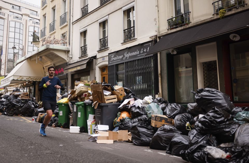 VIDEO: Pariz okovan u smeću zbog štrajka, pogledajte kako izgleda prestonica Francuske