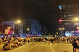 UŽIVO Protest u Novom Sadu: Građani kod policije u Pap Pavla, blokirana jedna kolovozna traka na Bulevaru
