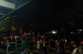 UŽIVO Počeo u Novom Sadu: Ispred suda građani, studenti i policija - jednom osumnjičenom pozlilo