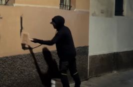 VIDEO: Tajanstveni muškarac noću uklanja grafite s fasada u Italiji