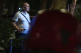 FOTO: Muškarac sa policijskom značkom potegao pištolj tokom protesta na Novom Beogradu