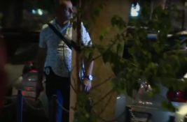 VIDEO: Muškarac sa policijskom značkom potegao pištolj tokom protesta na Novom Beogradu