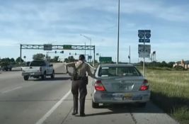 VIDEO: Policajci u SAD-u prstima dodiruju zadnji i bočni deo zaustavljenog vozila - evo zašto
