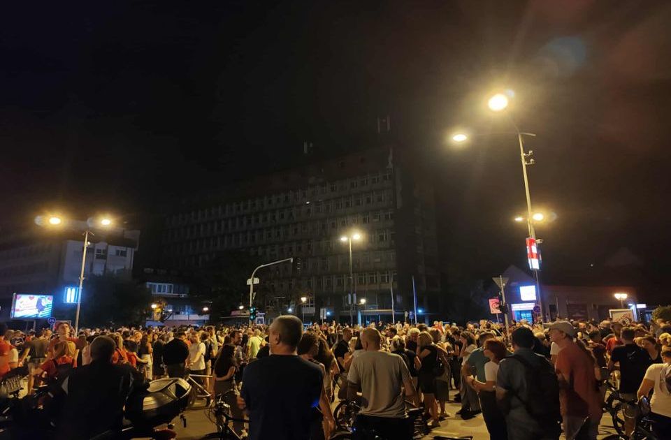 UŽIVO Protest u Novom Sadu: Građani obišli policiju u Pap Pavla, vraćaju se ka sudu