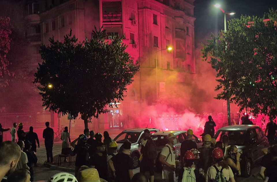 Policijski suzavac na protestima usred toplotnog talasa: Šta se koristi i šta piše u pravilniku? Policijski suzavac na protestima usred toplotnog talasa: Šta se koristi i šta piše u pravilniku?