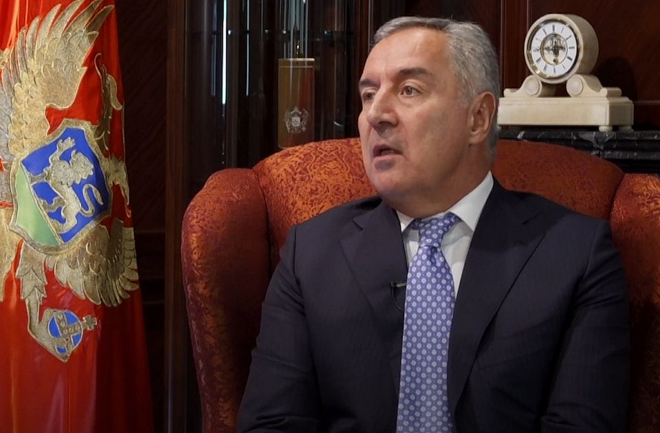 Policija opkolila zgradu u kojoj živi brat Mila Đukanovića