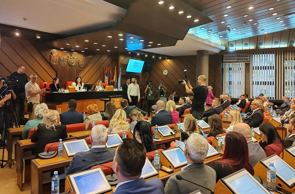 VIDEO: Odbijen predlog da se Dridu ne dodeli Oktobarska nagrada, opozicija napustila salu Skupštine