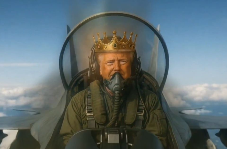 VIDEO: Tramp objavio AI video kako iz helikoptera baca izmet na učesnike protesta, Keni Logins reagovao VIDEO: Tramp objavio AI video kako iz helikoptera baca izmet na učesnike protesta, Keni Logins reagovao