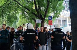 ANEM: Policija napala novinare koji izveštavaju sa blokade suda u Novom Sadu