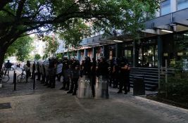 FOTO, VIDEO Blokada novosadskog suda: Policija rasterala okupljene sa glavnog ulaza, priveden student