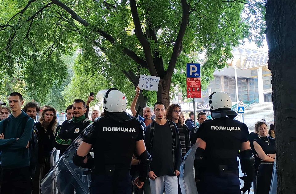 ANEM: Policija napala novinare koji izveštavaju sa blokade suda u Novom Sadu