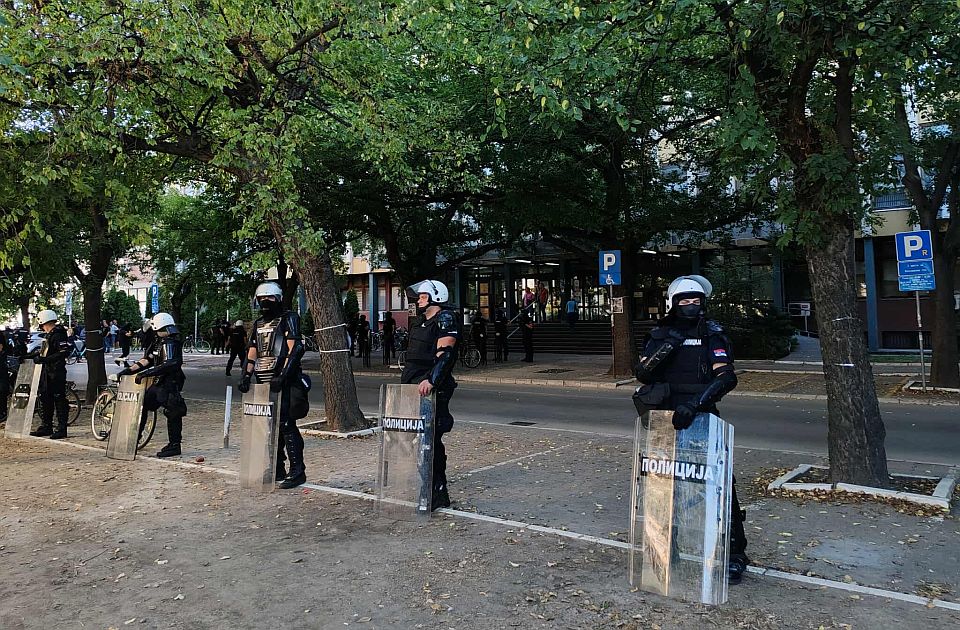 FOTO, VIDEO Blokada novosadskog suda: Priveden student, policajac rekao "da ga vode na streljanje" 