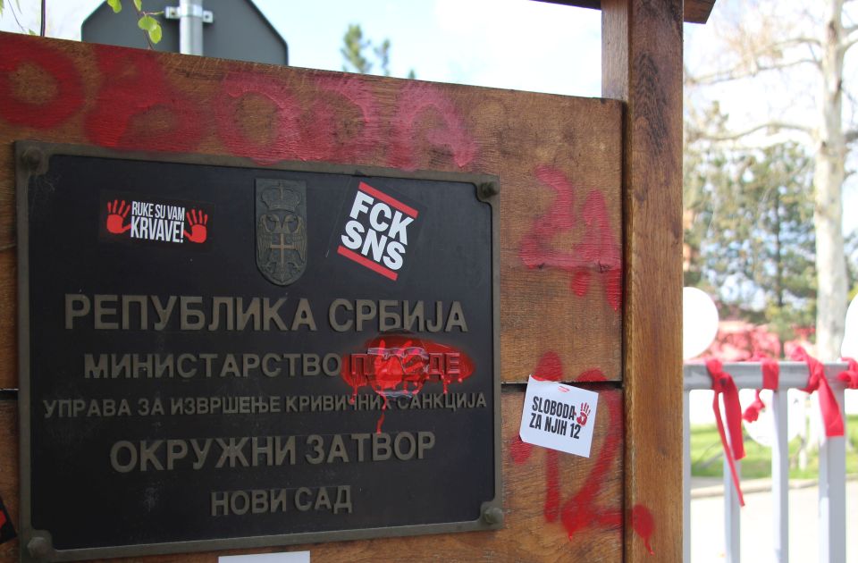 U zatvoru u Novom Sadu 15 građana zbog protesta: Pokušaj ubistva, napad na policajca, nasilničko ponašanje