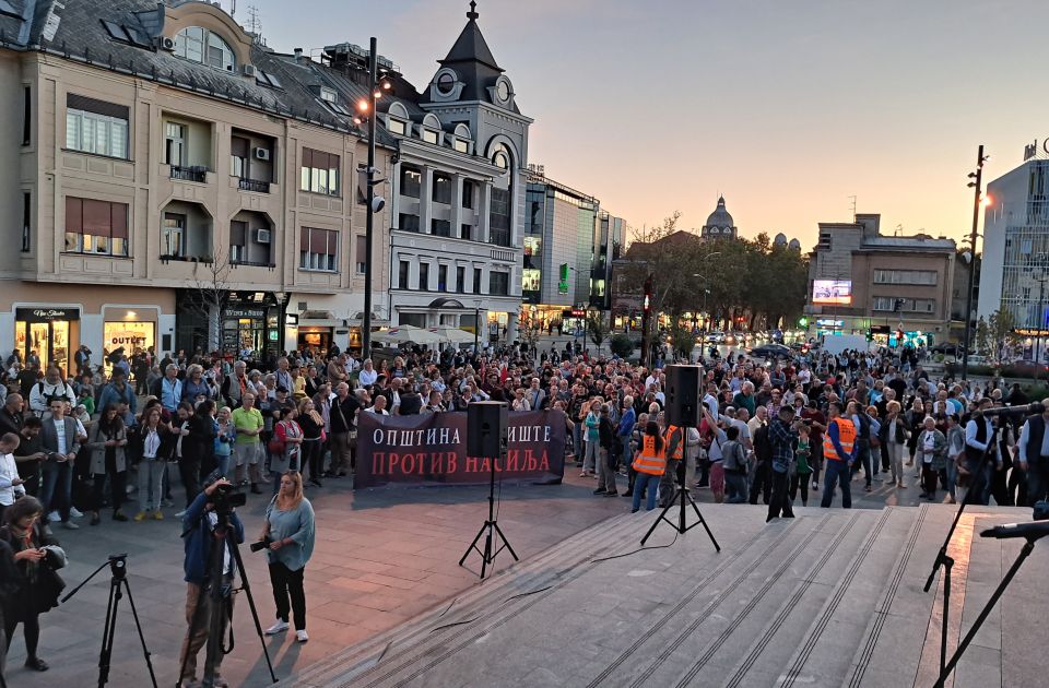 FOTO, VIDEO Održan protest u Novom Sadu: "I stranačka knjižica za posao je nasilje"