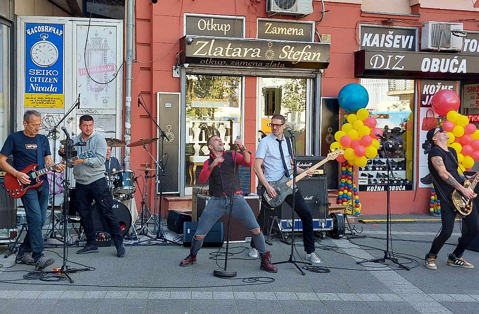 VIDEO: Pekinška patka nastupom kod Norka iznenadila Novosađane - 44 godine od koncerta u izlogu