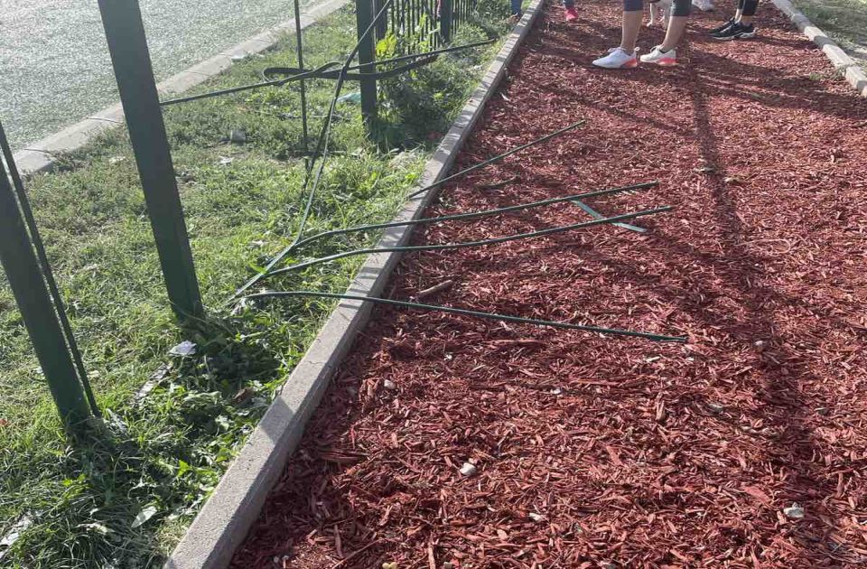 FOTO Vandali oštetili ogradu na Sajmištu: Nadležni kažu da će problem biti rešen