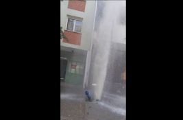 VIDEO Oboren hidrant na Grbavici: Mlaz vode visok skoro 10 metara
